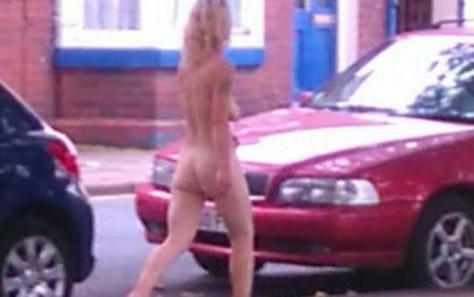 У Британії гола жінка гуляла вулицями міста посеред білого дня