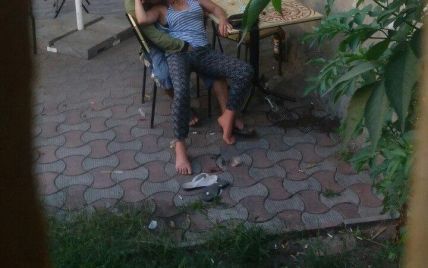 В Черновцах сняли секс пьяной пары прямо на улице