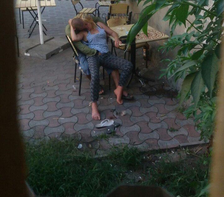 Әйелі мен қызының ұйықтап жатқаны порно