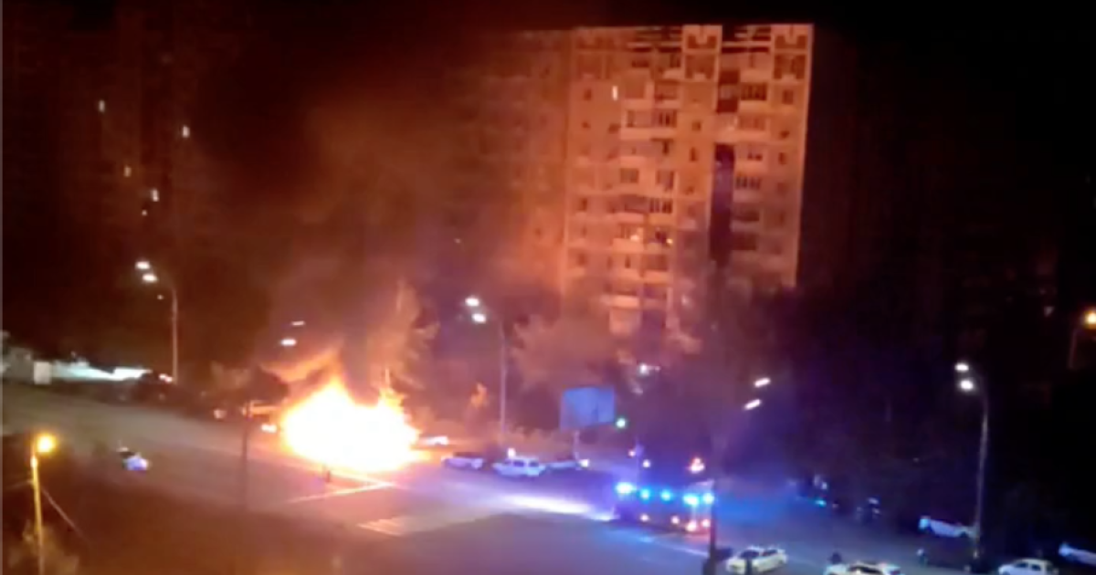 У Києві вночі згоріли кілька автомобілів / Скриншот з відео