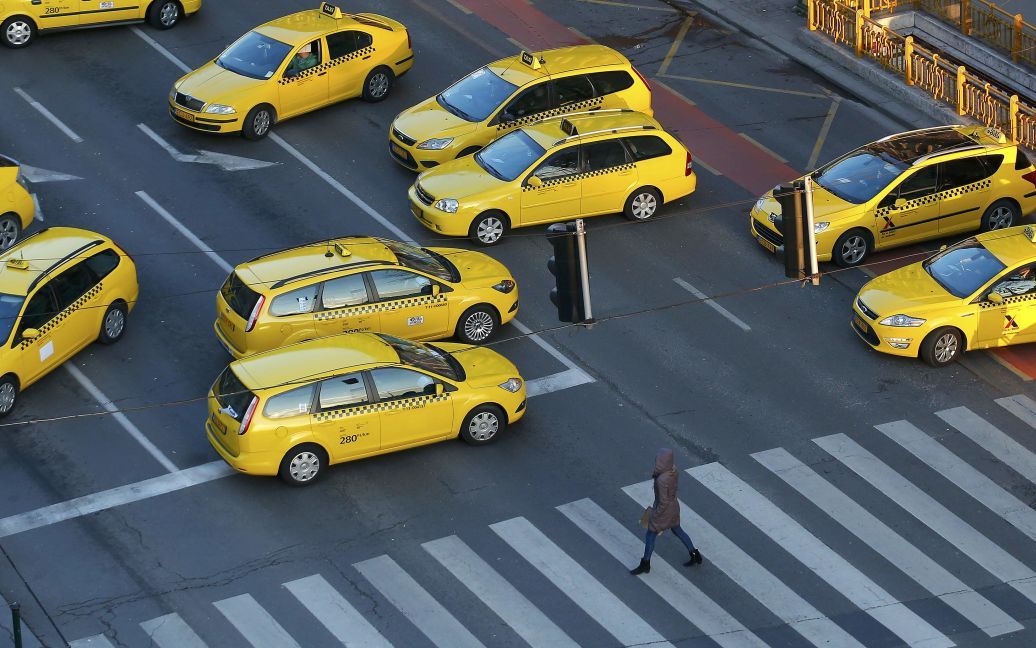 Таксі блокують головну дорогу в центрі міста Будапешта, Угорщина. Таксисти протестували проти онлайн-сервісу таксі Uber, вимагаючи у влади заборонити компанію. / © Reuters