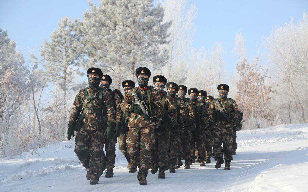 Солдати Народно-визвольної армії Китаю беруть участь у навчаннях при температурі нижче мінус 30 градусів за Цельсієм поблизу кордону Китаю з Росією в місті Фуюань, провінція Хейлунцзян. / © Reuters