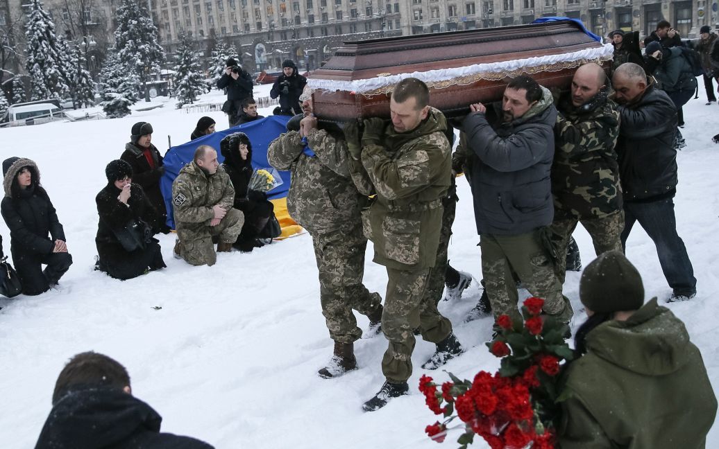 Із бійцем Олександром Ільницьким прощалися на Майдані / © Reuters