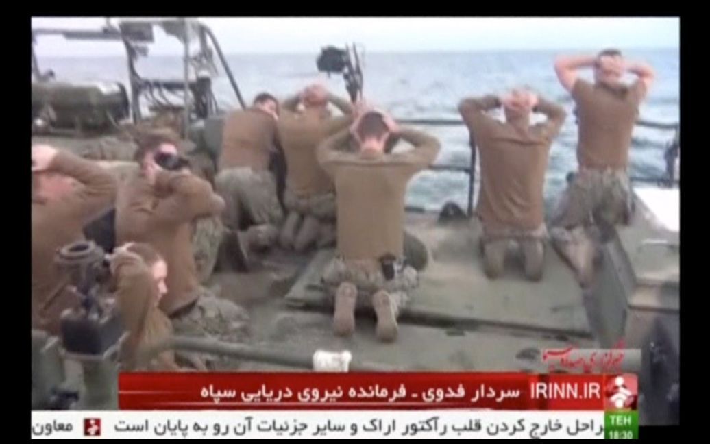 Иранские военные поставили на колени американских моряков. / © Reuters