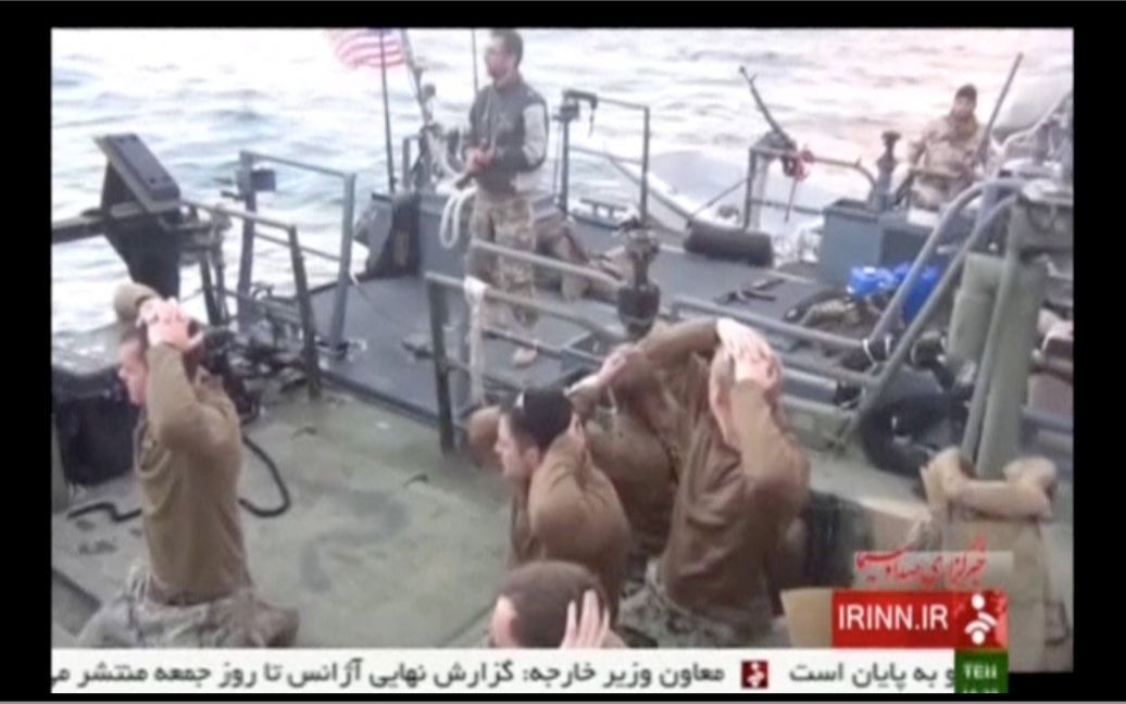 Иранские военные поставили на колени американских моряков. / © Reuters