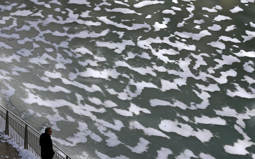 Человек смотрит на замерзшую реку Чикаго в Чикаго, США. / © Reuters