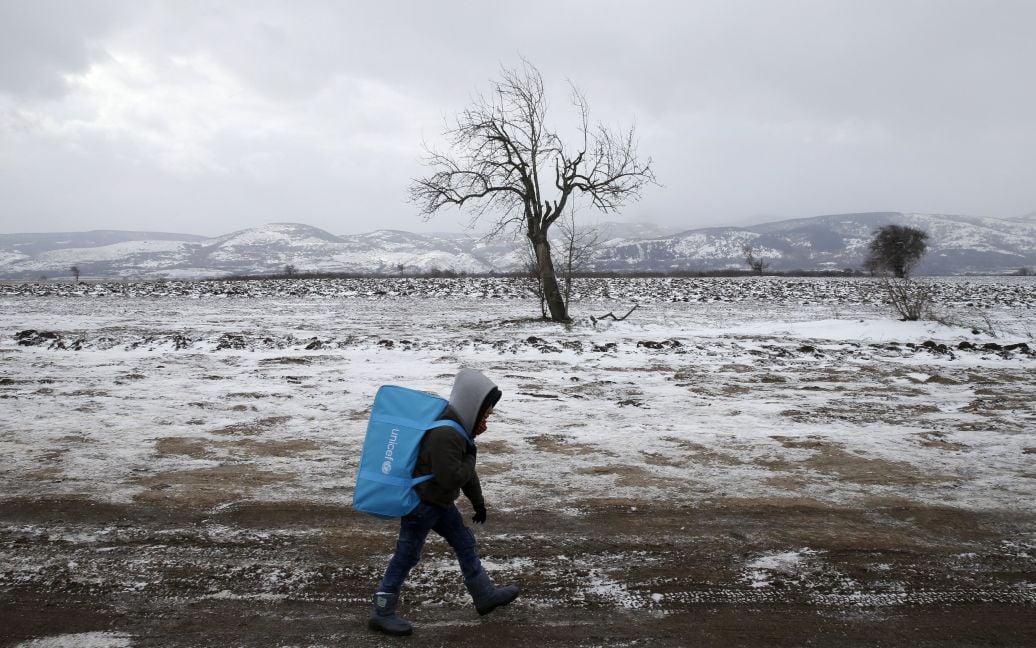 Дитина-мігрант іде вздовж засніженого поля після перетину кордону з Македонією, недалеко від села Міратовац, Сербія. / © Reuters