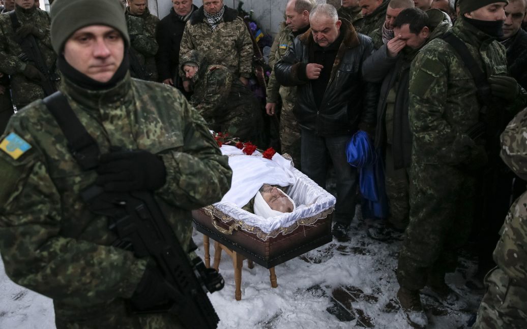 Із бійцем Олександром Ільницьким прощалися на Майдані / © Reuters