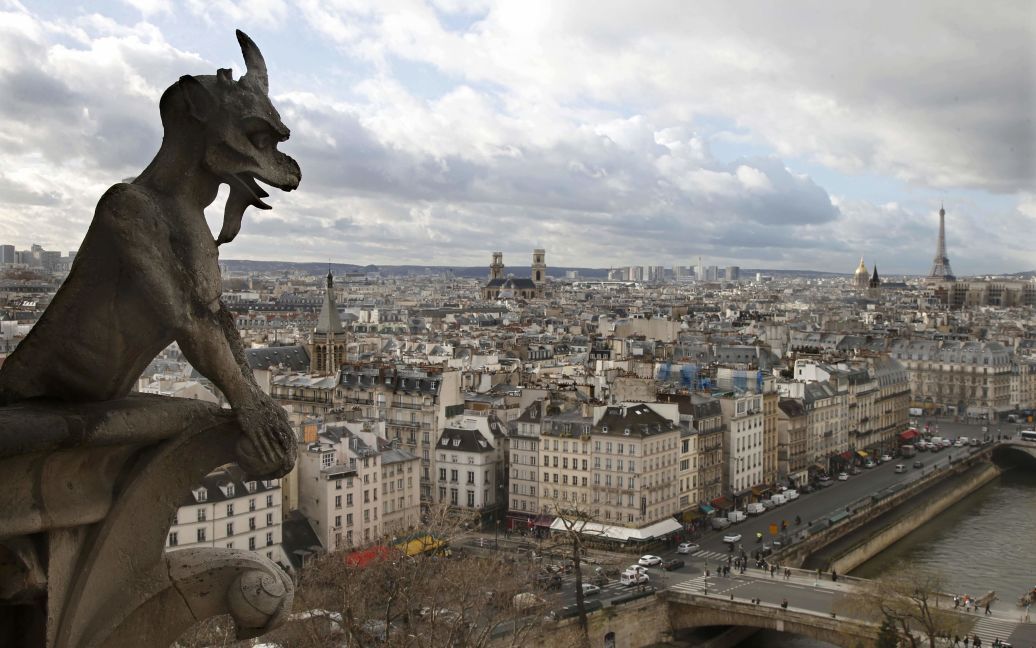 Химера з собору Нотр-Дам, відкривається вид на французьку столицю, у тому числі на Ейфелеву вежу в Парижі, Франція. / © Reuters