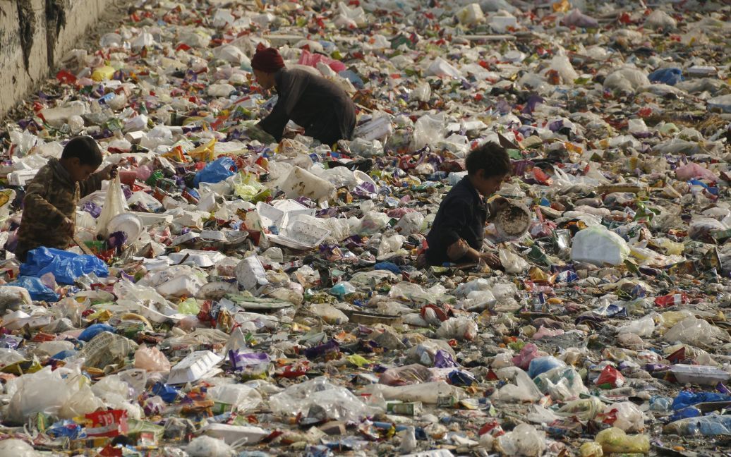 Фотограф зняв дітей, які працюють на переробці пластику в каналі в Пешаварі, Пакистан. / © Reuters