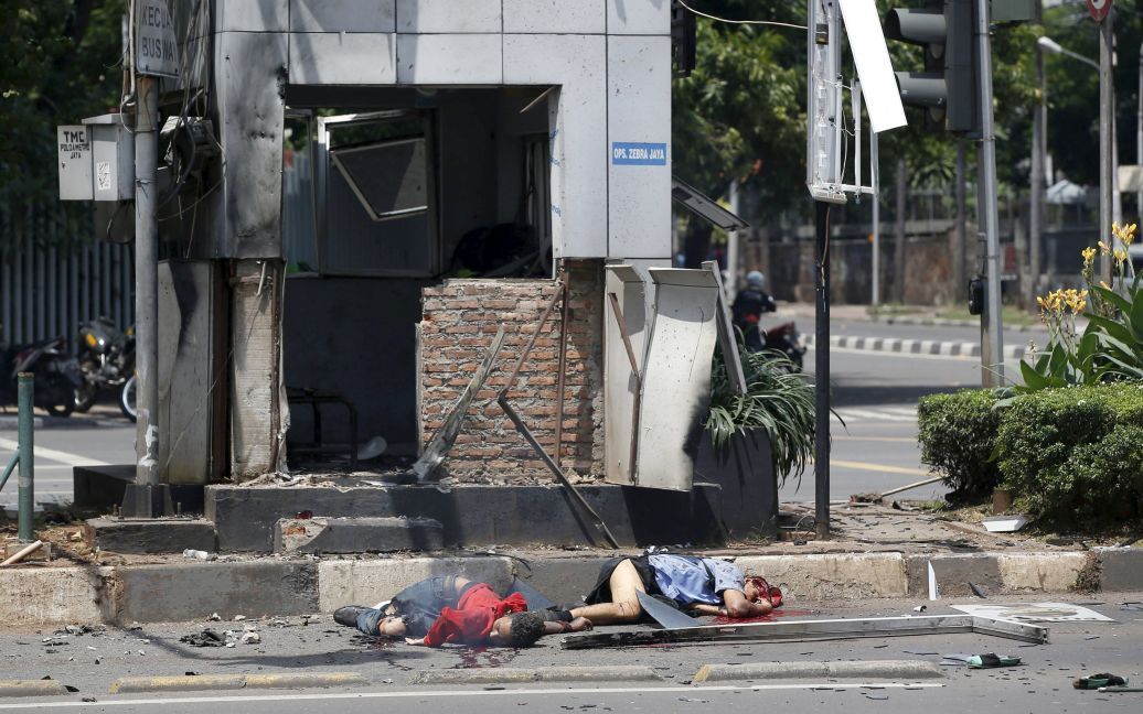 Появились жуткие фото с места серии мощных взрывов в Джакарте / © Reuters