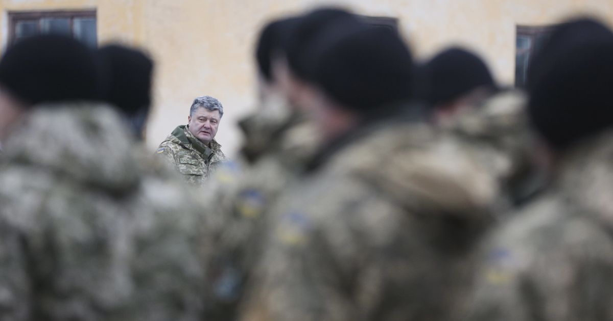 В Кабмине поддержали инициативу Порошенко о повышении зарплат военным