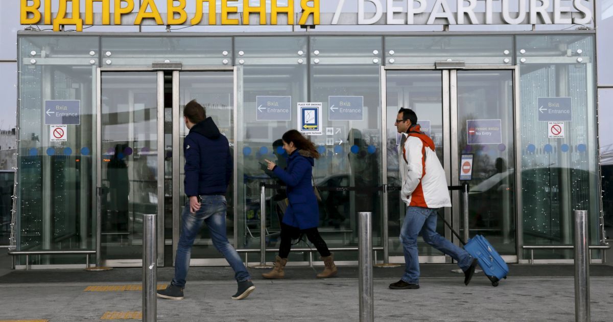 Невідомі "замінували" одразу два аеропорти та декілька станцій метро у Києві