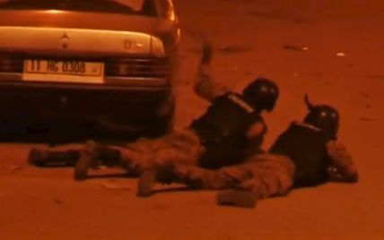 Появилось видео штурма захваченного террористами отеля в Буркина-Фасо