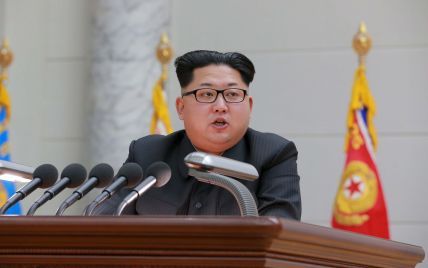 Лидер КНДР наградил разработчиков водородной бомбы