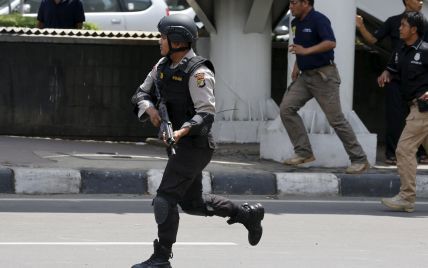 После серии кровавых терактов жителей Джакарты напугал "взрыв" шины