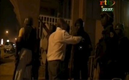 У столиці Буркіна-Фасо із захопленого терористами готелю звільнили три десятки заручників