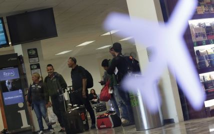 Літак не зміг вилетіти з Відня до Києва через тріщину - пасажири