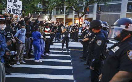 Протесты в США: самопровозглашенный лидер Ку-клукс-клана въехал в толпу демонстрантов