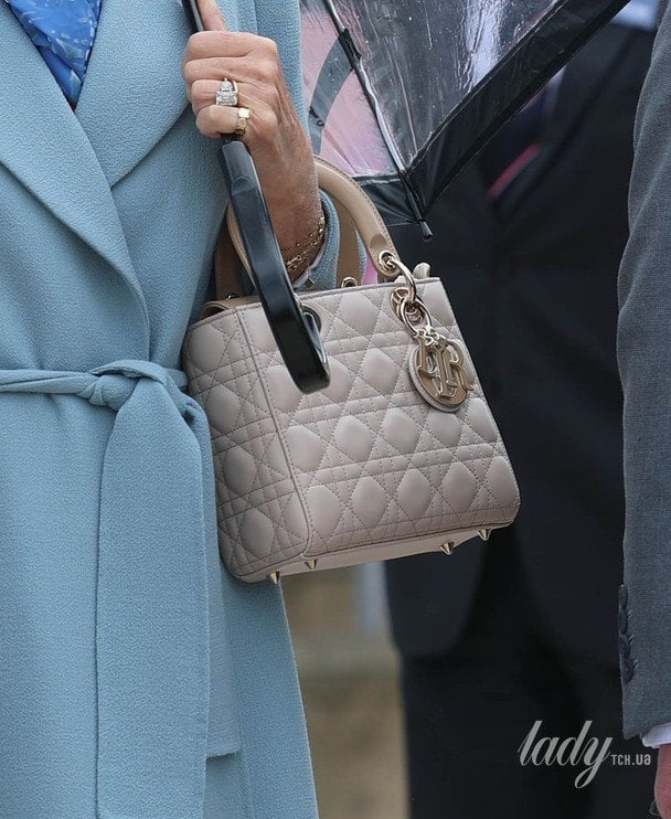 Королева Камилла и ее новая сумка Lady Dior / © Getty Images