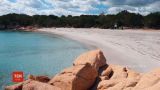 Песок на побережье Сардинии начали охранять офицеры