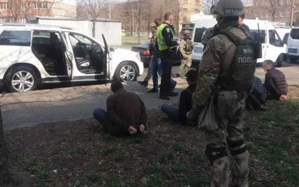 В Киеве правоохранители задержали иностранцев, которые со стрельбой требовали средства у предпринимателя на овощебазе