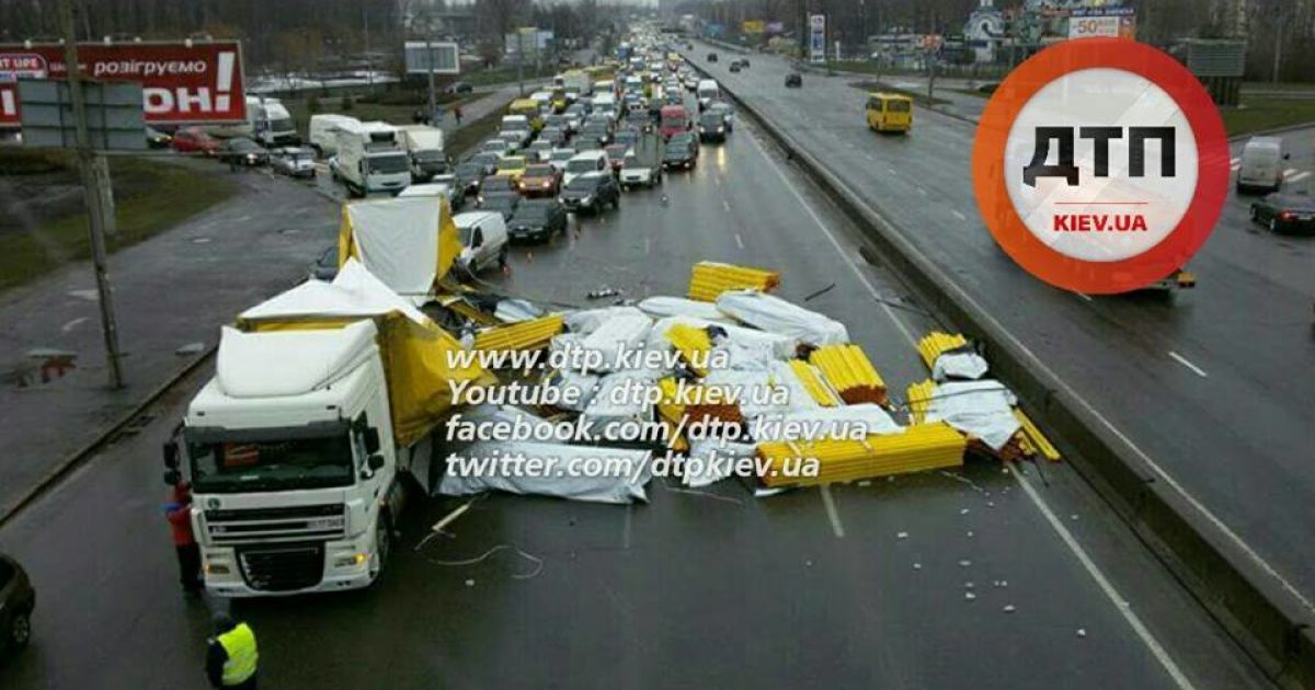 Одеська площа у Києві зупинилась через масштабну ДТП