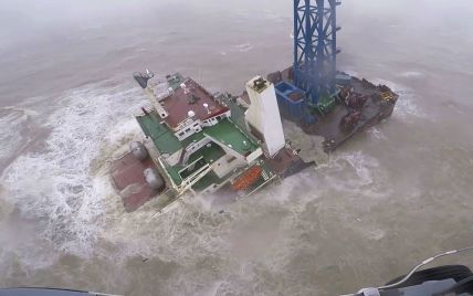У берегов Гонконга тайфун разломал пополам судно с 30 членами экипажа