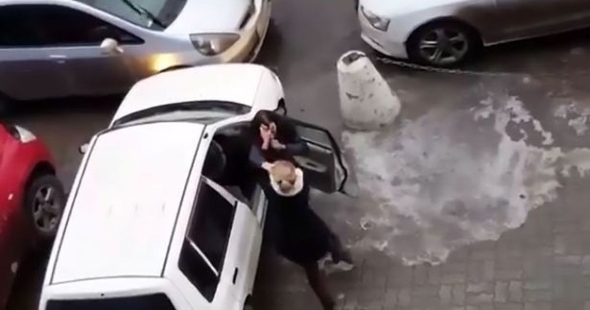 Двоє жінок повиривали одна одній пасма через паркувальне місце