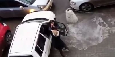 Двоє жінок повиривали одна одній пасма через паркувальне місце