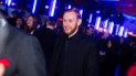Вибрав чорне вбрання і символічну брошку: розглядаємо лук Олександра Рудинського на BAFTA