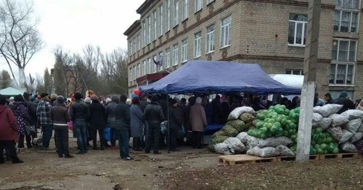 "Задля явки". На "виборчих дільницях" на Донбасі організували продаж дешевих харчів