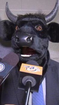 Тренер клубу НХЛ дав інтерв’ю в кумедній масці бика