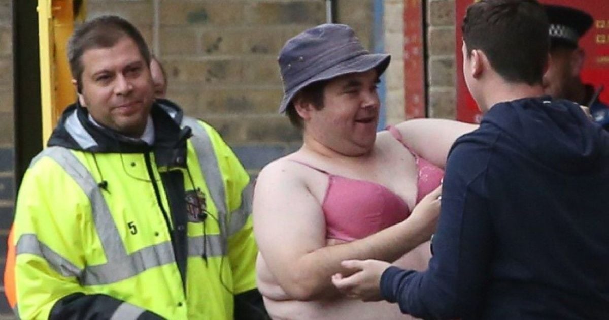 Англійський фанат прийшов на футбол у ліфчику, щоб підтримати жінок