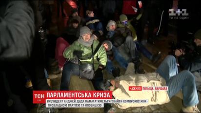 Протесты в Польше: в заблокированный Сейм для разговора пустили журналистов