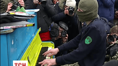 На Інститутській знову зіграв майданівець-піаніст