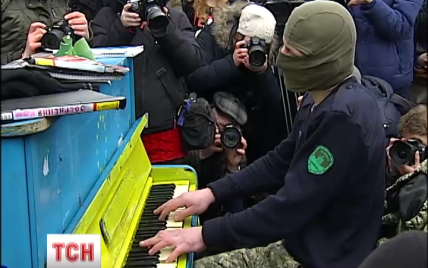 На Майдане вновь сыграл легендарный пианист, а дети украсили деревья ангелочками