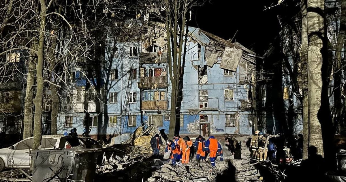 Дві людини загинули через ракетний обстріл житлового будинку