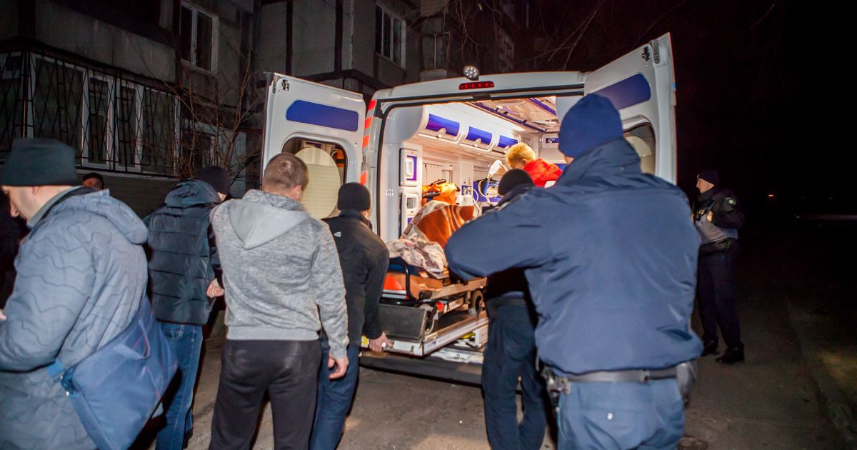В Днепре в многоэтажке прогремел взрыв: пострадала полицейская