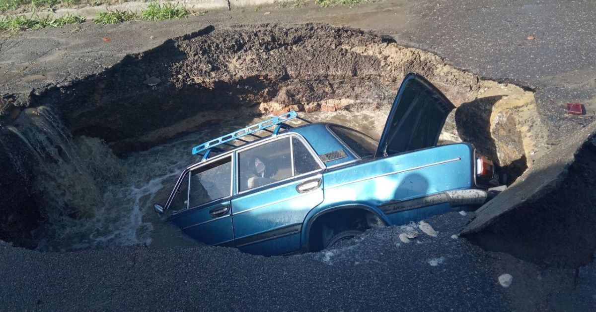 В Полтаве машину во время движения "поглотил" асфальт