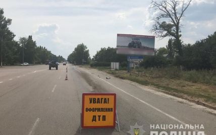 На трасі "Одеса - Мелітополь - Новоазовськ" вантажівка насмерть збила чоловіка, який змінював шину