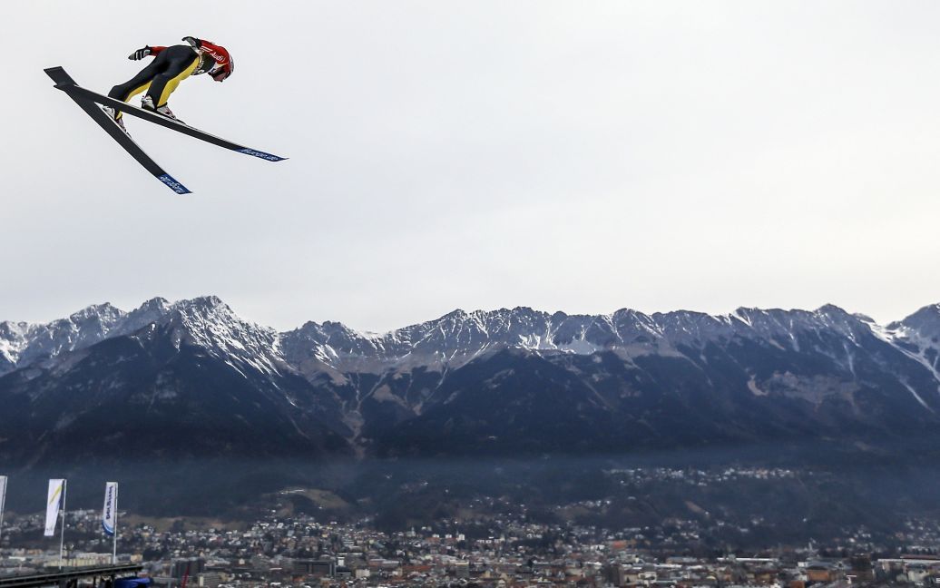 Безстрашні спортсмени осягнули 64-метровий пагорб / © Reuters