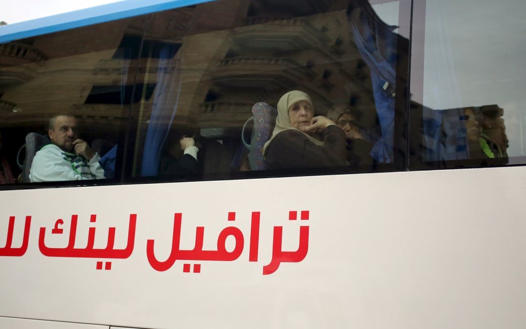 Автобус забросали пиротехникой / © Reuters