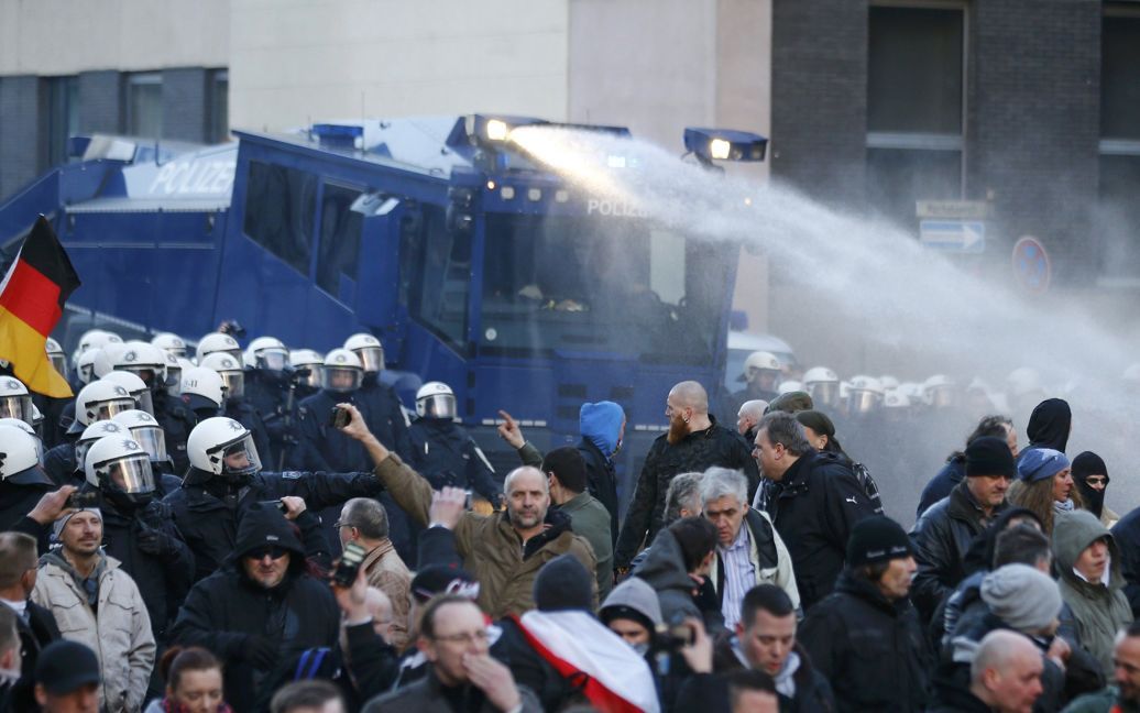 В Кельне сошлись противники и сторонники мигрантов / © Reuters