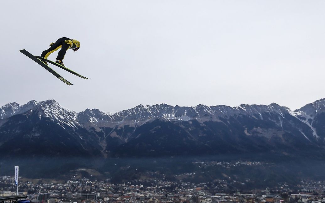 Безстрашні спортсмени осягнули 64-метровий пагорб / © Reuters