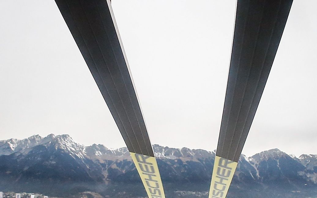 Бесстрашные спортсмены покорили 64-метровый трамплин / © Reuters