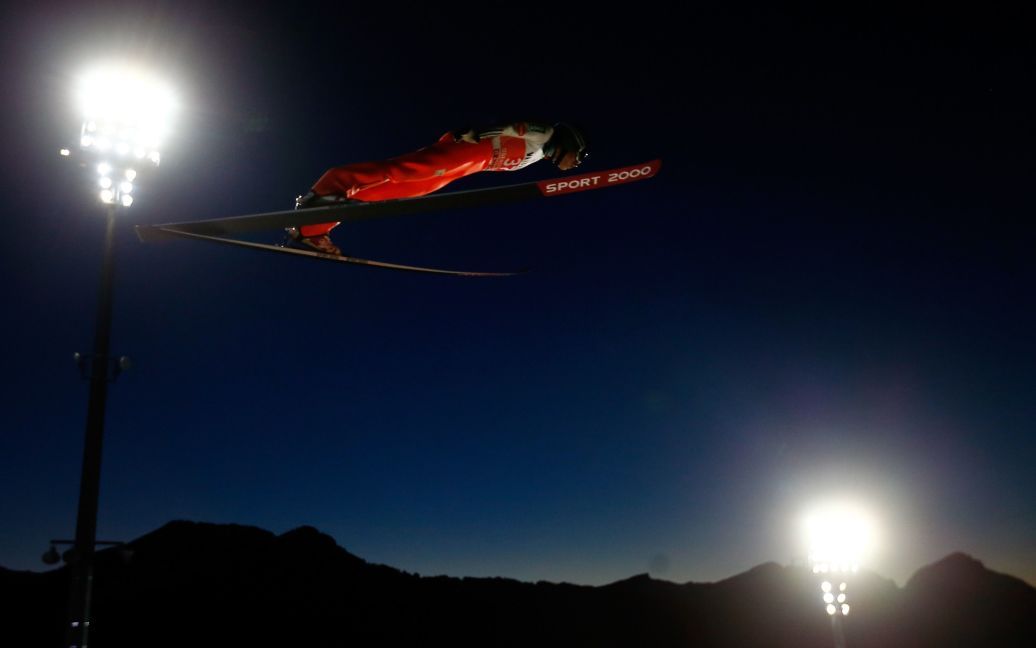 Словенський лижник летить у повітрі після стрибку з трампліну на престижних змаганнях у місті Оберстдорф, Німеччина. Турнір розпочався 28 грудня і завершиться 6 січня. / © Reuters