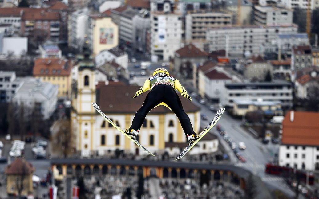 Бесстрашные спортсмены покорили 64-метровый трамплин / © Reuters