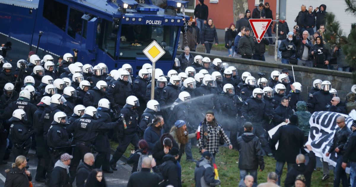 В Кельне сошлись противники и сторонники мигрантов / © Reuters