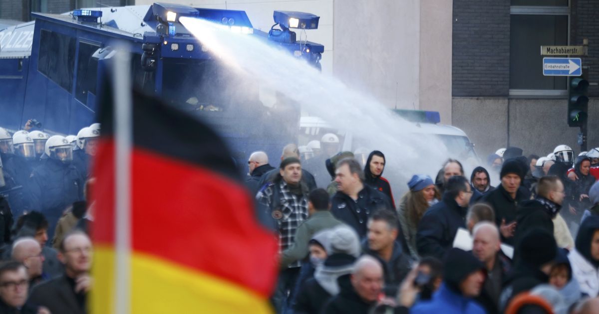 В Кельне сошлись противники и сторонники мигрантов / © Reuters